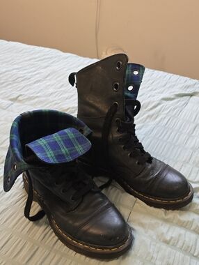 Dr. Martens Black Leather Lace-Up Boots with Blue-Green Plaid Lining Sz 8